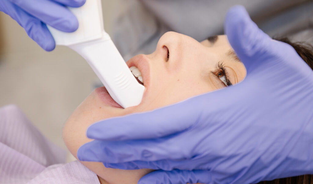 Zubní kaz – příčiny, příznaky, diagnostika a léčba